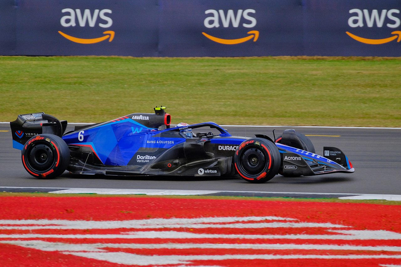 Nicholas_Latifi_drives_the_Williams_FW44_during_the_2022_British_Grand_Prix